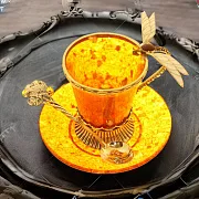 Подарочная кофейная чашка «Стрекоза» из янтаря с ложкой — фотография 1