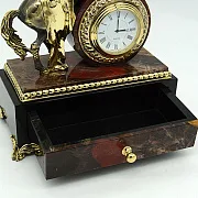 Сувенирные настольные часы из яшмы с бронзовым конём — оригинальный подарок — фотография 3