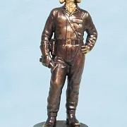 В подарок: Бронзовая статуэтка «Танкист» на змеевике, 0,45 кг — фотография 2