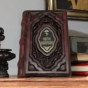 На память: Святое Евангелие — книга в кожаном переплёте — фотография 1