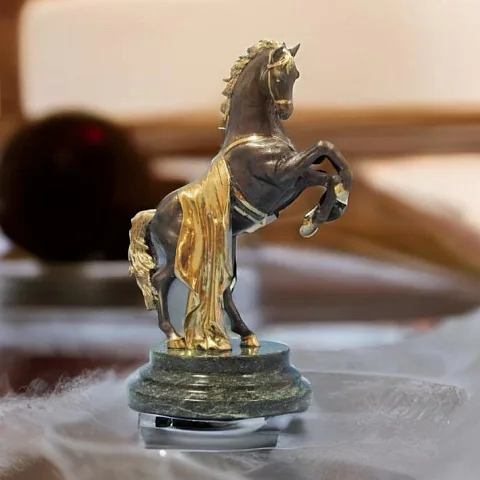 Бронзовая статуэтка «Конь с попоной» со змеевиком в подарок