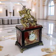 Каминные часы «Георгий Победоносец» из яшмы и долерита — оригинальный подарок — фотография 1