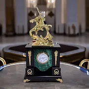 Каминные часы «Георгий Победоносец» из малахита с крыльями — красивый подарок — фотография 1