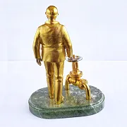 Бронзовая статуэтка «Работник ЖКХ» на змеевике в подарок — фотография 2