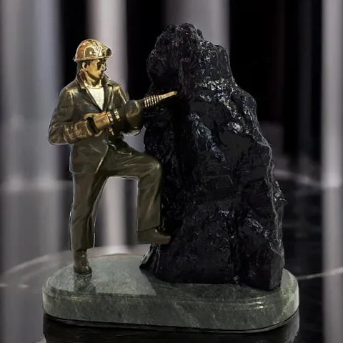 Подарочный сувенир «Работа шахтера» из бронзы и реактопласта