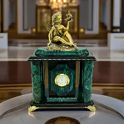 Подарочные часы «Мальчик с голубем» из змеевика — фотография 1