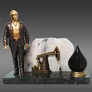 В подарок: Бронзовый сувенир «Работник нефтяной промышленности 3» — фотография 2