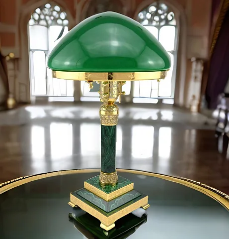 Настольная лампа из малахита и долерита с гравировкой — необычный подарок